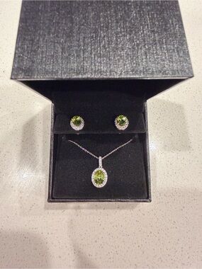 Kay Jewelers August Peridot Green Crystal Halo Necklace and Stud Earring Set